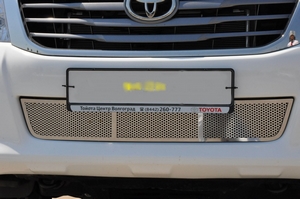 Накладка на решетку в бампер рамка нерж./заполнение перфорация нерж. Toyota Hilux (2010 - н.в.)