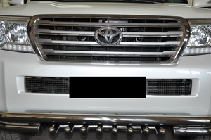 Накладка на решетку в бампер рамка нерж./заполнение просечка квадратики нерж. для Toyota Land Cruiser 200 (2012 - 2014)