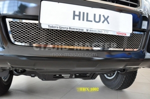 Накладка на решетку в бампер рамка нерж./заполнение просечка нерж. Toyota Hilux (2010 - н.в.)