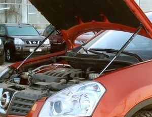 Упор капота Nissan Qashqai (2006-2010) (в сборе с кронштейном) ТехноМастер